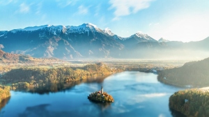 Der Bleder See vor der Gebirgskette
